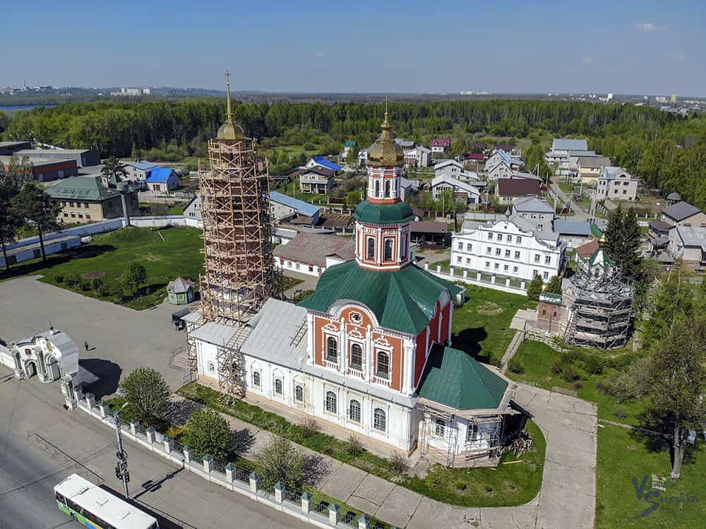 В Троицкой церкви слободы Макарье города Кирова встретили престольный праздник Пятидесятницы