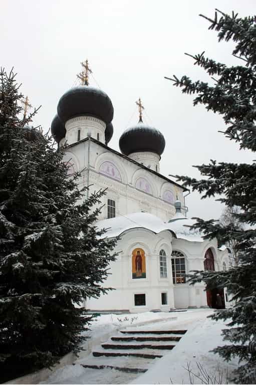 Перед великими святынями в Успенском кафедральном соборе совершаются молебны Пресвятой Богородице