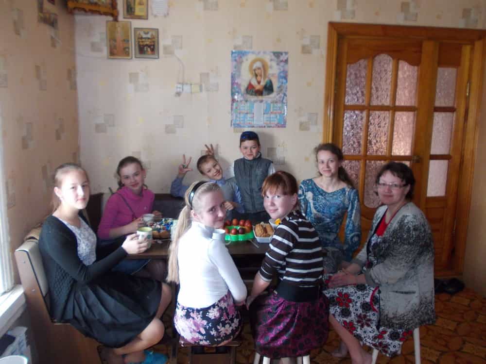 Учащиеся Воскресной школы Успенского и Покровского храмов Советска поздравили горожан с праздником Светлого Христова Воскресения
