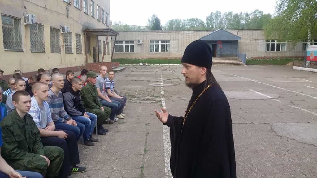 Беседа батюшки с призывниками
