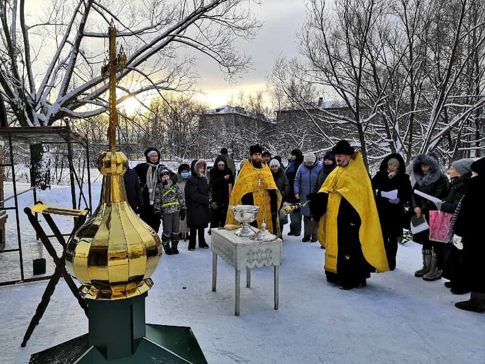 Освящение и установка нового купола с крестом
