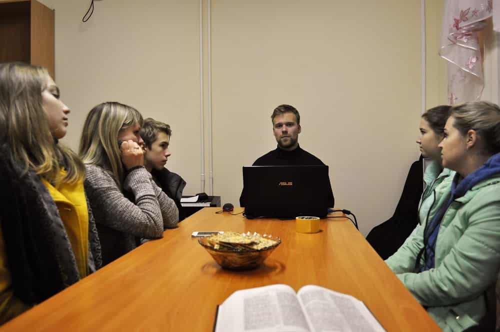 На приходе великомученика и целителя Пантелеимона города Кирова проходят молодежные встречи