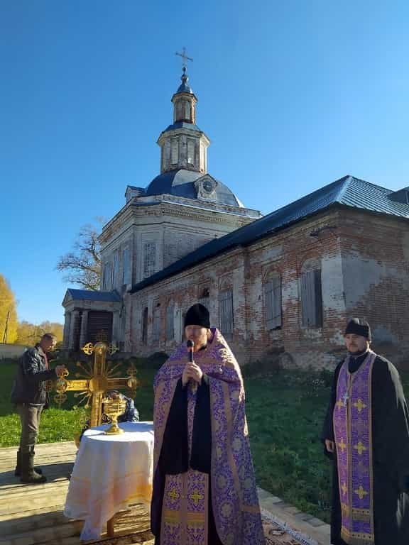 Колокольню Троицкого храма села Среднеивкино увенчал золотой купол и крест