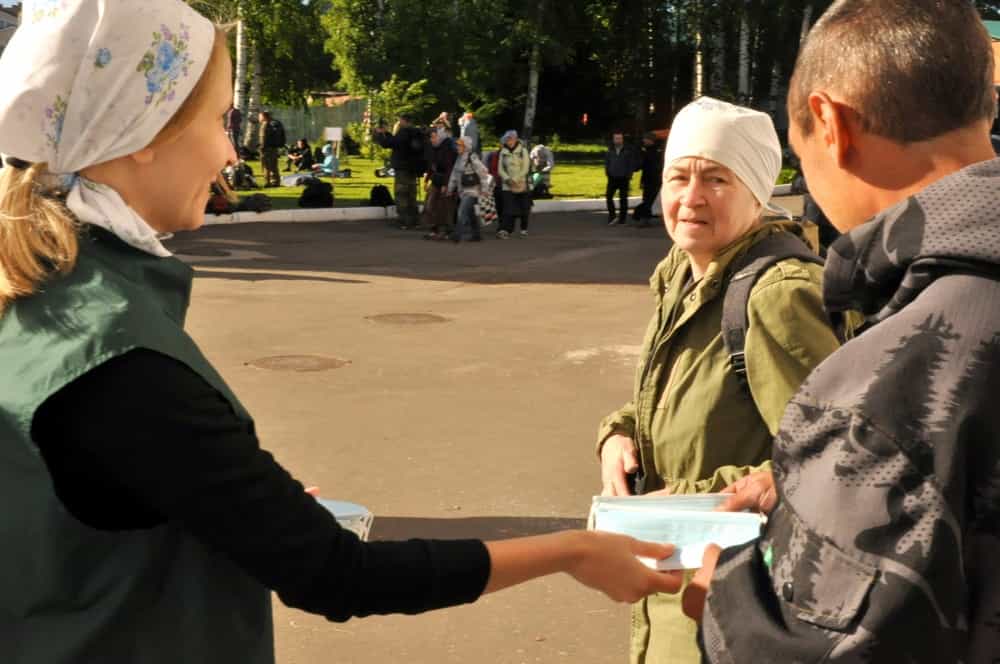 Молодежь кировских храмов приняла участие в акции по раздаче медицинских масок