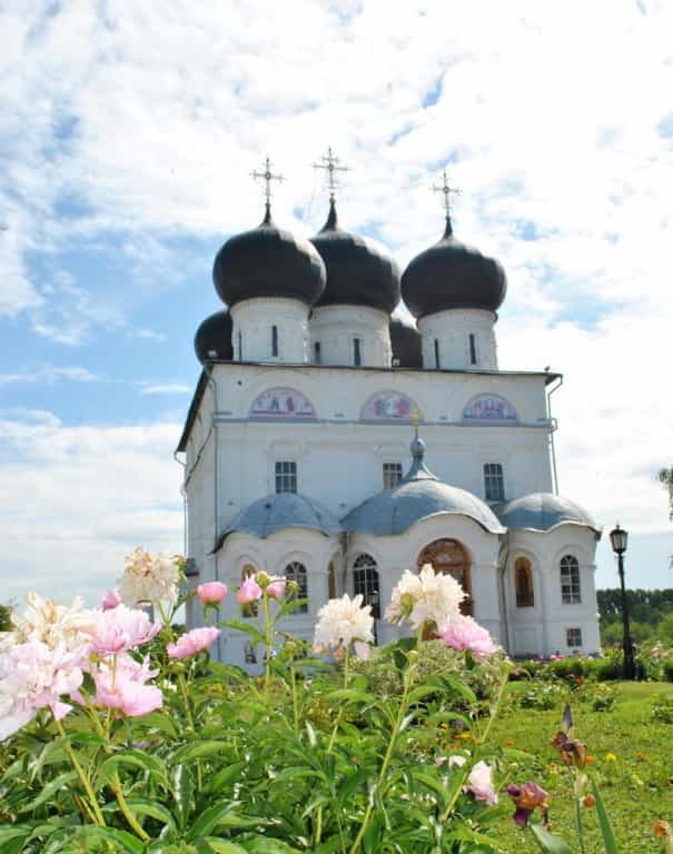 «Все прекрасно зело вокруг». Цветы Свято-Трифонова монастыря привлекли внимание юных художников