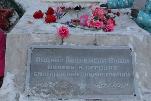 Учащиеся Свято-Троицкой Воскресной школы г. Кирова благоустроили территорию вокруг памятника солдатам в с. Шихово