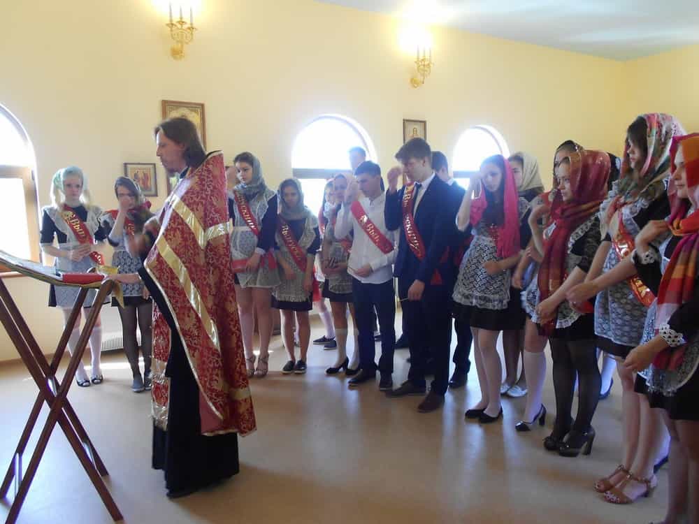 В храме святителя Николая для выпускников был совершен благодарственный молебен