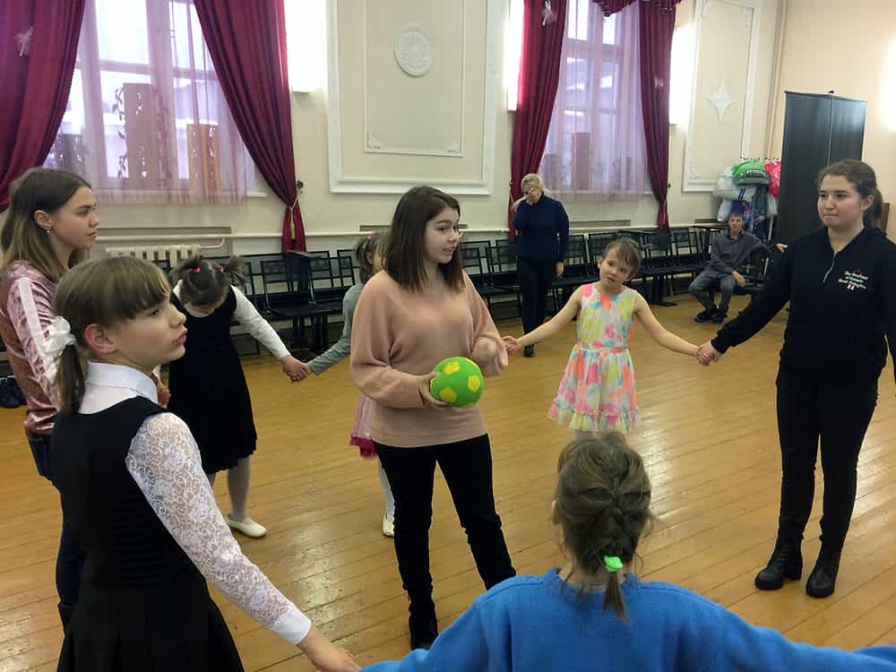 Молодежь Пантелеимоновского храма города Кирова организовала игровую программу в Мурыгинском детском доме-интернате «Родник»
