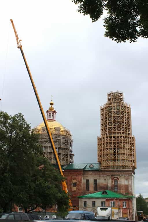 На колокольню Спасского собора города Кирова установлен шпиль с крестом