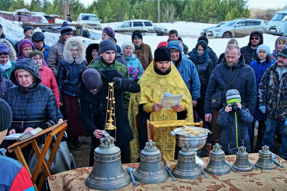 Состоялось освящение и подъем колоколов на звонницу храма Всемилостивого Спаса села Вяз