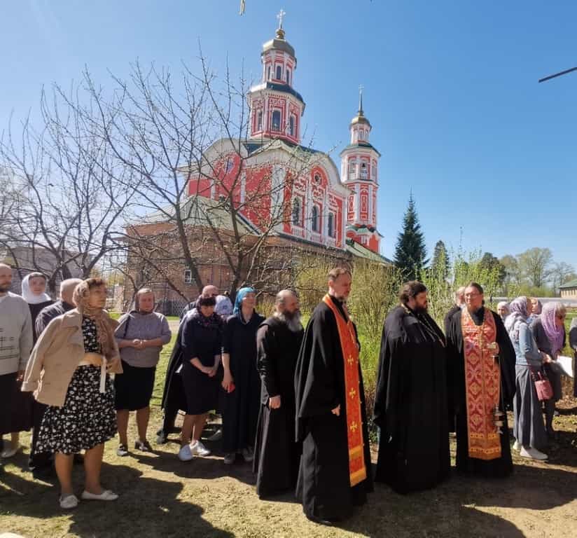 Сегодня, 12 мая 2021 года, на сороковой день по почившему иерею Алексию Борисову в Троицкой церкви слободы Макарье была совершена панихида