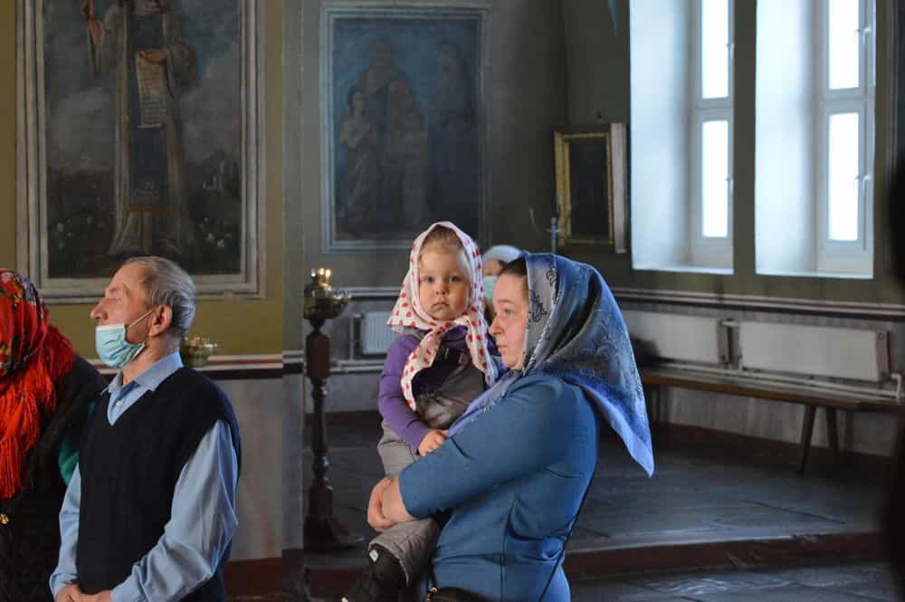 Продолжает благоукрашаться Троицкий храм села Быстрица