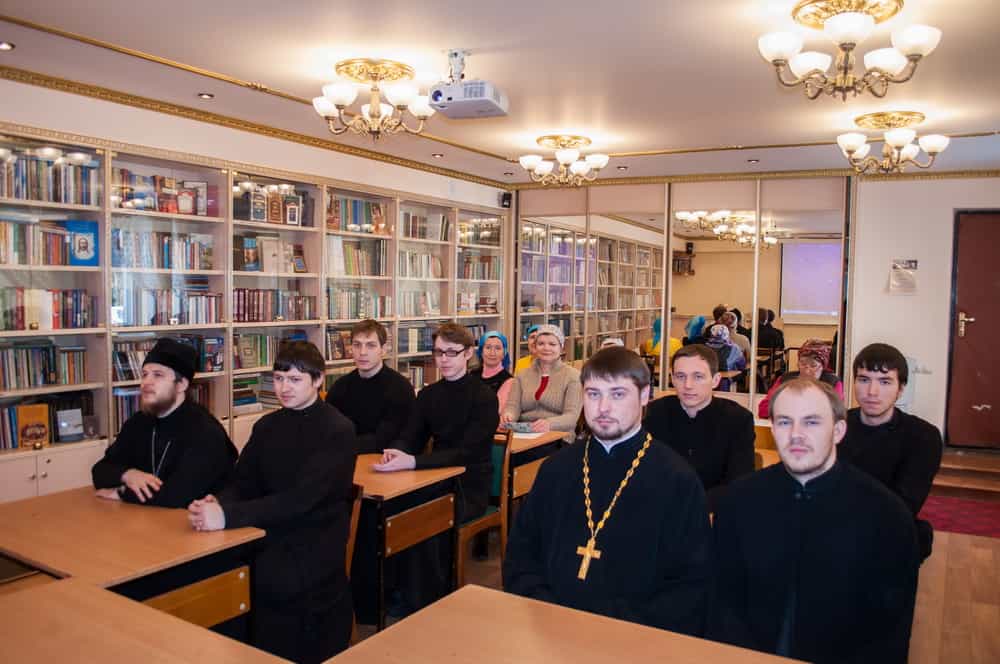 Состоялась встреча студентов Вятского Духовного училища с общиной глухих и слабослышащих имени святой царицы Елены при Царево-Константиновском Знаменском храме г. Кирова