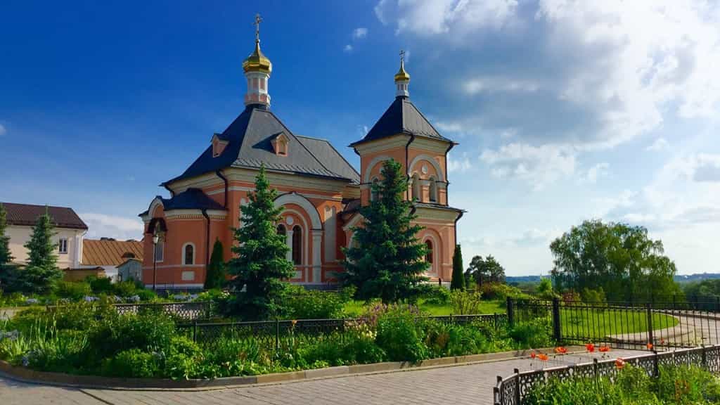 Индонезийские и филиппинские учащиеся духовных школ Русской Православной Церкви посещают Оптину пустынь