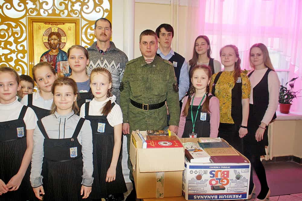 Учащиеся Вятской Православной гимназии подарили книги военнослужащим