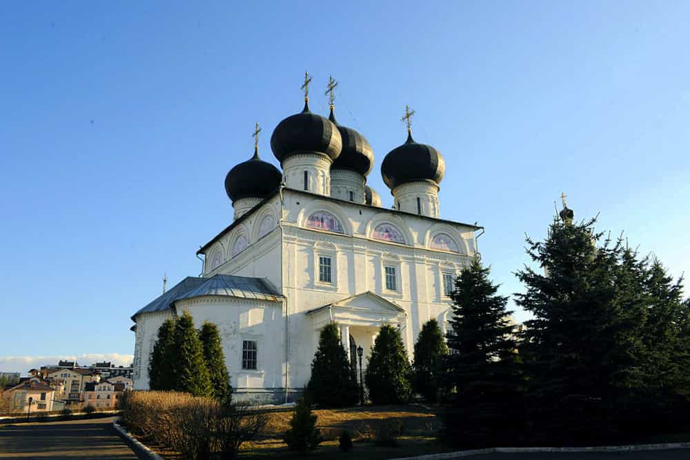 В день праздника Светлого Христова Воскресения митрополит Марк совершил Пасхальную великую вечерню в Успенском кафедральном соборе Кирова