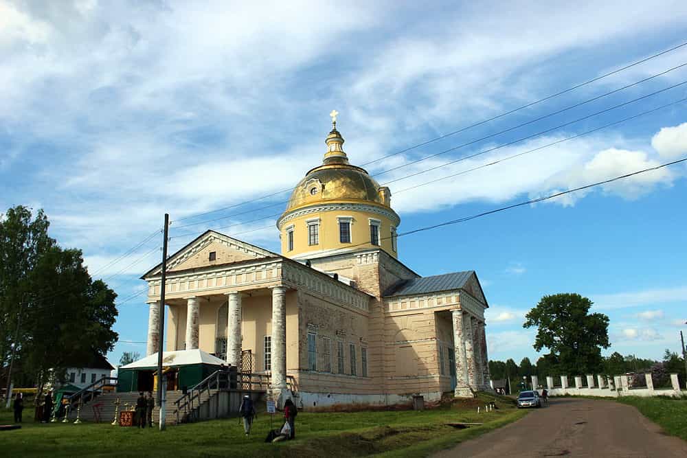 Накануне Троицкой родительской субботы митрополит Марк  возглавил всенощное бдение в Великорецком подворье