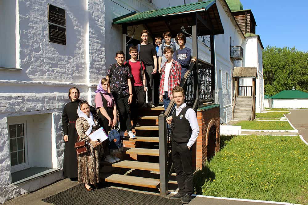 Будущие выпускники Вятской православной гимназии посетили Вятское Духовное училище