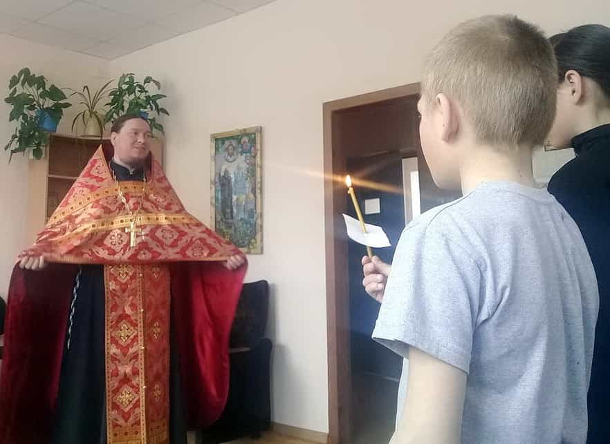 В Центре временного содержания несовершеннолетних правонарушителей города Кирова состоялся праздничный молебен и занятие, посвященные Пасхальным празднествам