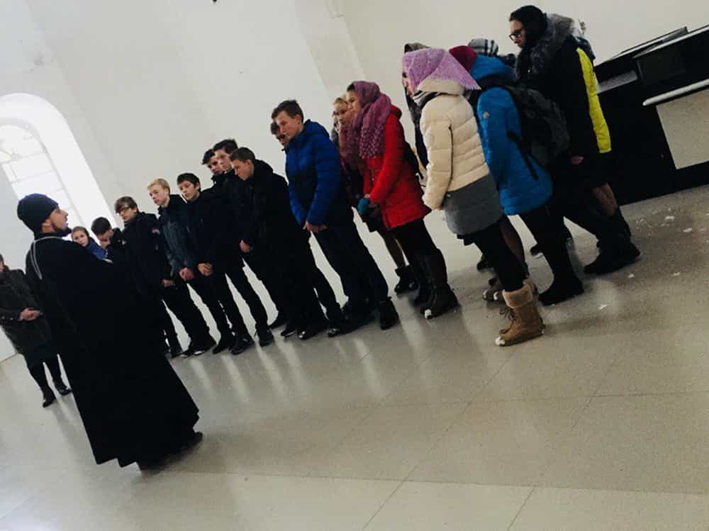 Ученики Среднеивкинской школы посетили Свято-Троицкий храм села