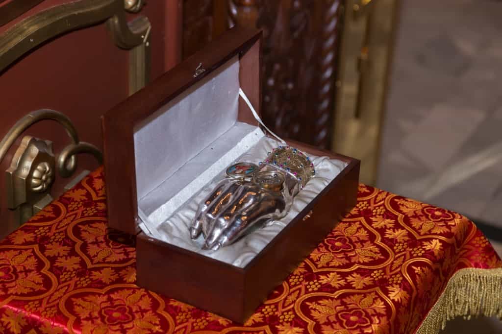 Успеть поклониться святым мощам великомученика и целителя Пантелеимона