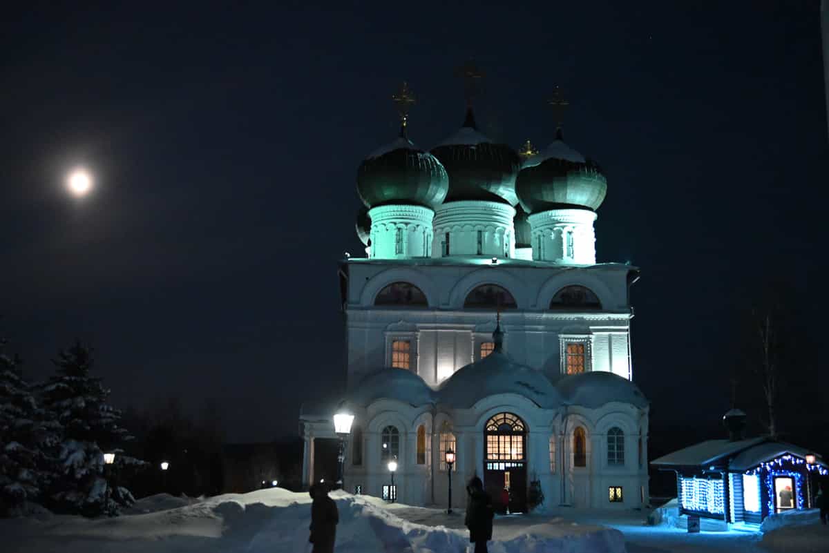 Всенощное бдение в Свято-Успенском кафедральном соборе в канун Рождества Христова