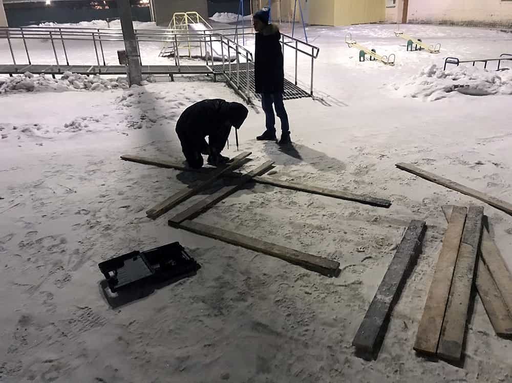 Молодежь храма Вмч. Пантелеимона г. Кирова вместе с воспитанниками дома-интерната «Родник» построили Рождественский вертеп