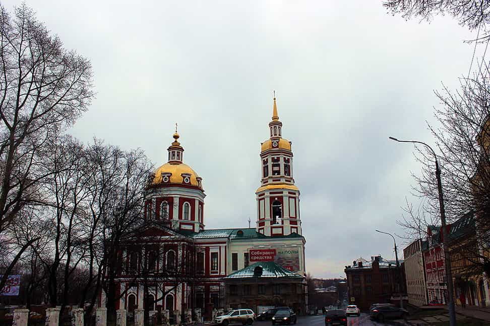 Митрополит Марк возглавил Царские Часы в Великую пятницу в Спасском соборе города Кирова