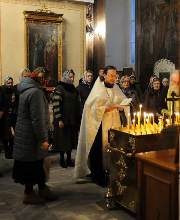 В канун дня памяти преподобного Трифона Вятского митрополит Марк возглавил вечернее богослужение в Успенском кафедральном соборе Кирова