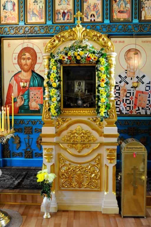 В канун дня памяти святителя Николая Чудотворца митрополит Марк совершил всенощное бдение в Никольском надвратном храме Трифонова монастыря