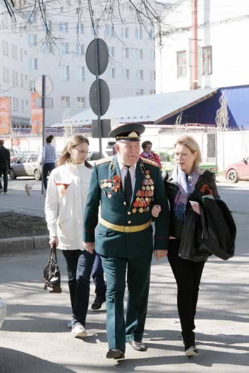 Митрополит Вятский и Слободской Марк принял участие в торжественном шествии и возложении цветов к мемориальному комплексу «Вечный огонь»