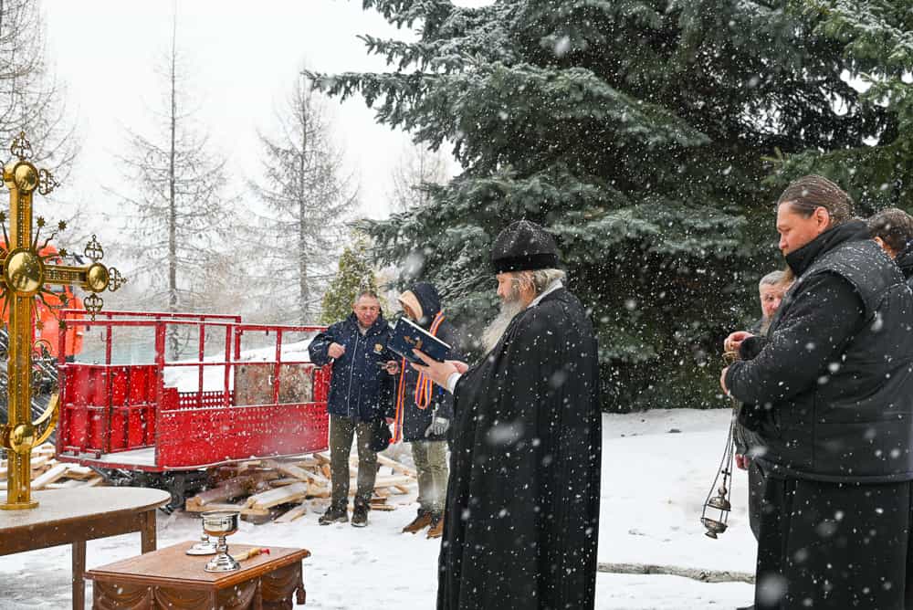 Над братским корпусом Трифонова монастыря установлен крест