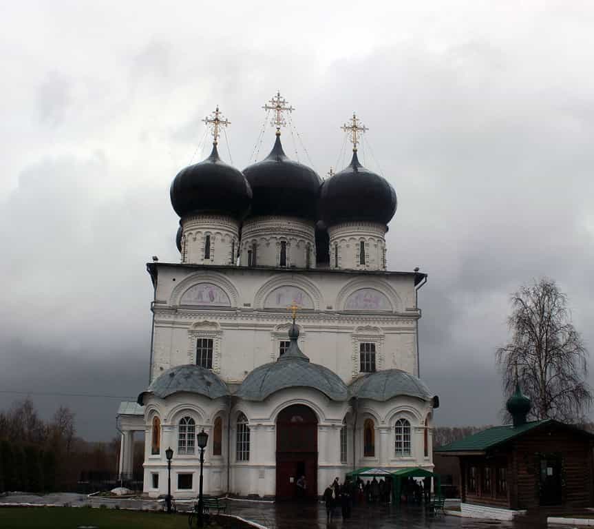 Освящение куличей и пасок в Великую субботу в Свято-Успенском кафедральном соборе