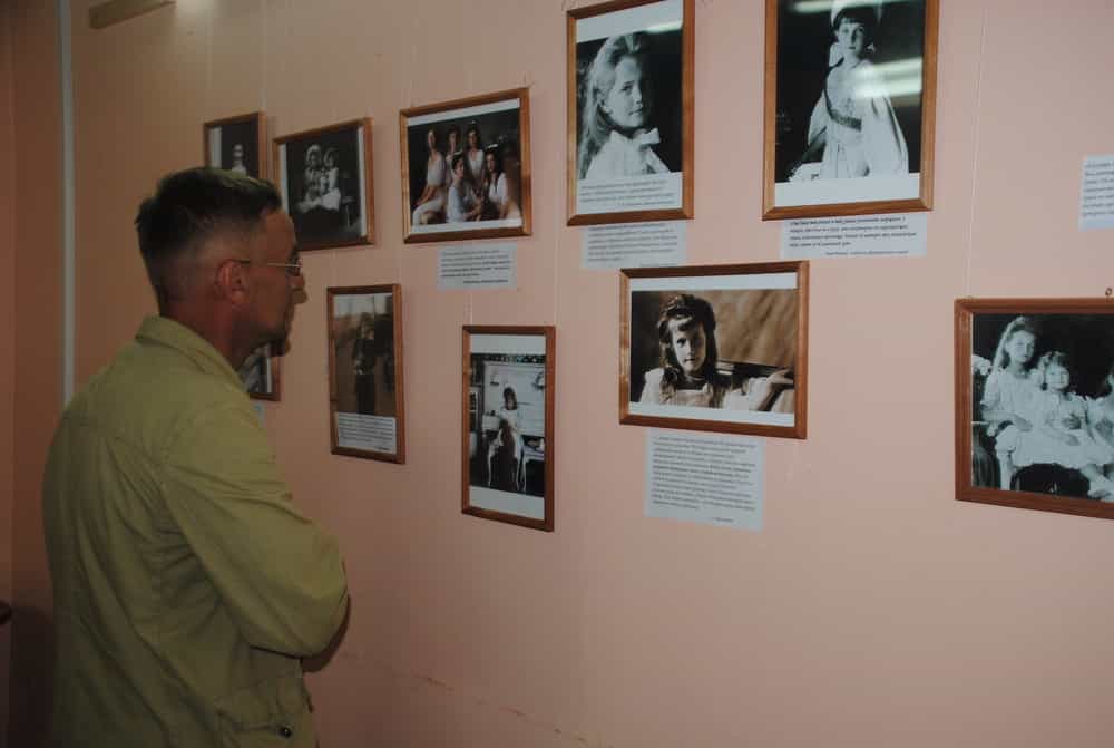 В библиотеке имени Александра Грина города Слободского состоялось открытие фотовыставки «Их светлые лики»