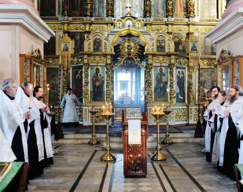 Митрополит Вятский и Слободской Марк совершил утреню Великого Пятка с чтением двенадцати Страстных Евангелий
