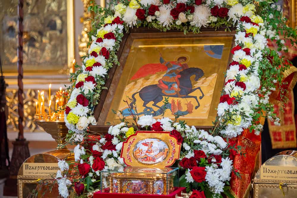 Верующие Вятской Митрополии приложились к ковчегу с частицей мощей великомученика Георгия Победоносца