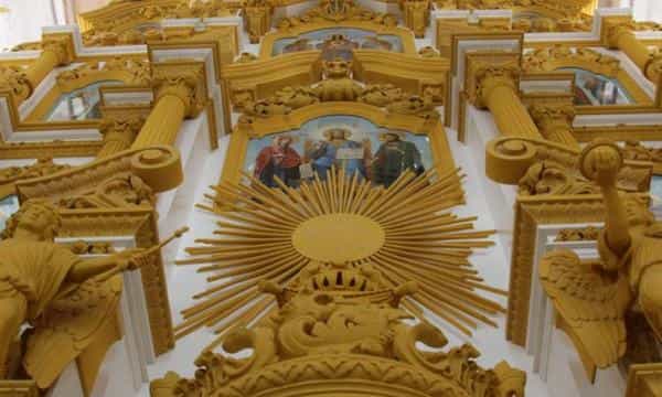 Кировчане сделали для ростовского храма уникальный 14-метровый иконостас