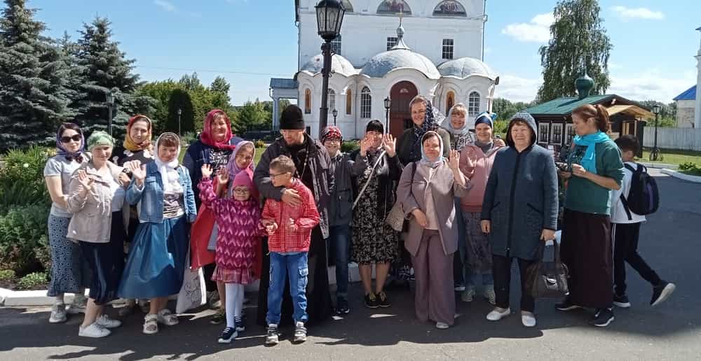 В июле Свято-Успенский Трифонов мужской монастырь посетил семейный инклюзивный клуб «Мы вместе»
