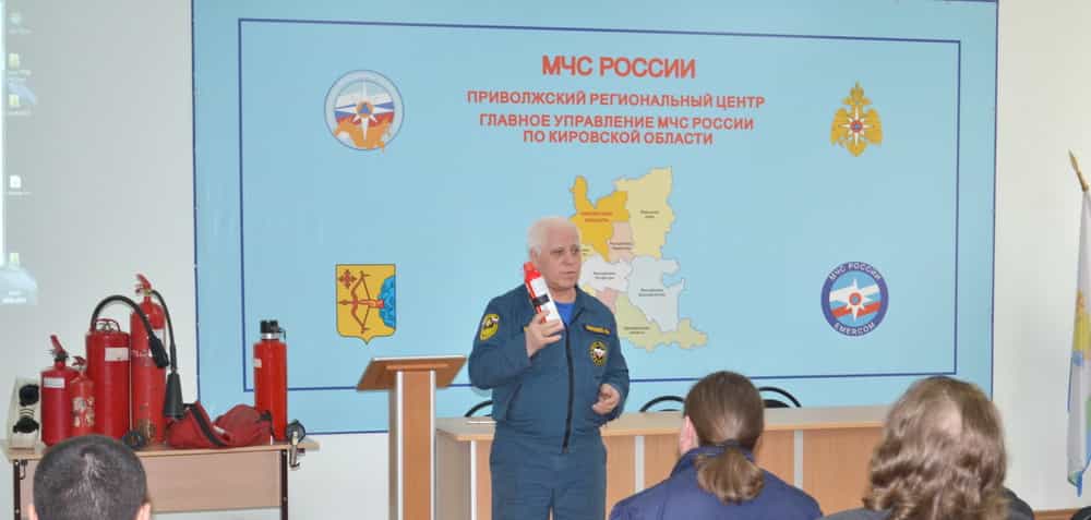 В  преддверии Пасхи сотрудники МЧС провели обучающий семинар с настоятелями и служителями храмов г. Кирова