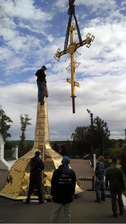 На колокольню Троицкого храма села Быстрица установили золотой купол