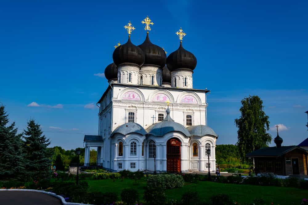 Паломническая служба Трифонова монастыря приглашает на обзорную экскурсию по старинной обители, основанной преподобным Трифоном Вятским