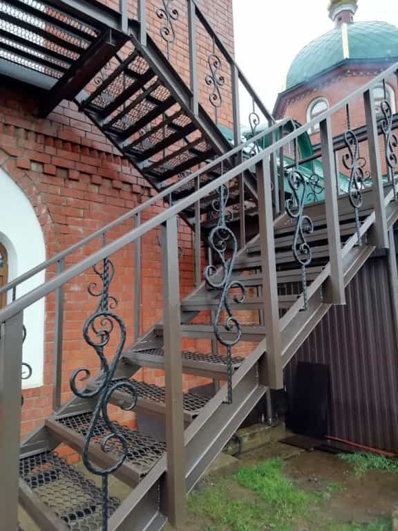Окончены работы по ремонту лестницы на колокольню Михаило-Архангельского храма Кирова