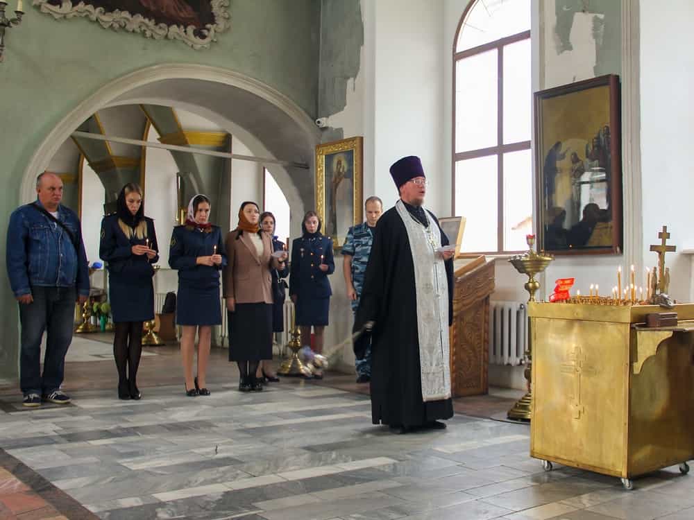 В Троицкой церкви совершилась лития по сотрудникам УИС Кировской области, погибшим при исполнении служебного долга