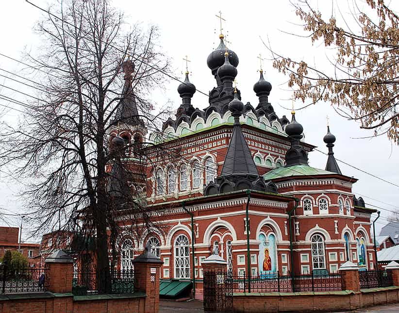 Продолжает благоукрашаться территория Свято-Серафимовского собора