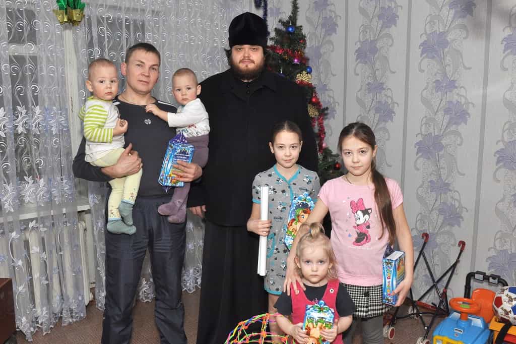 Акция в Кирово-Чепецке: сладкие подарки для малообеспеченных семей