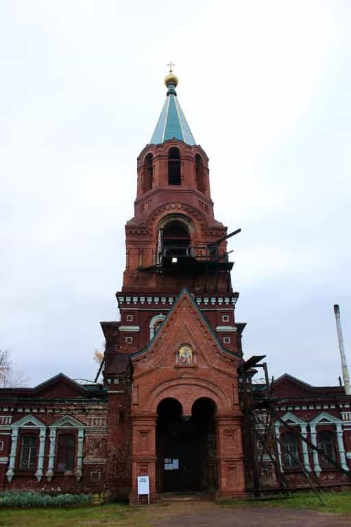 Богослужение архиерейским чином в Покровскую субботу совершалось в Никольском храме города Слободского