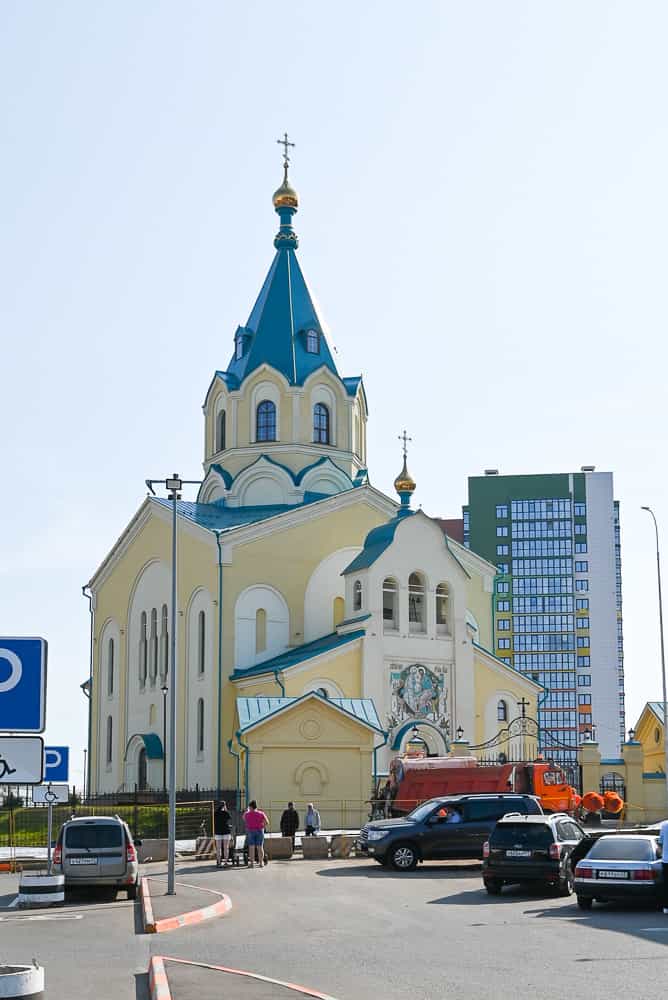 Над главным входом в храм появилась мозаичная икона