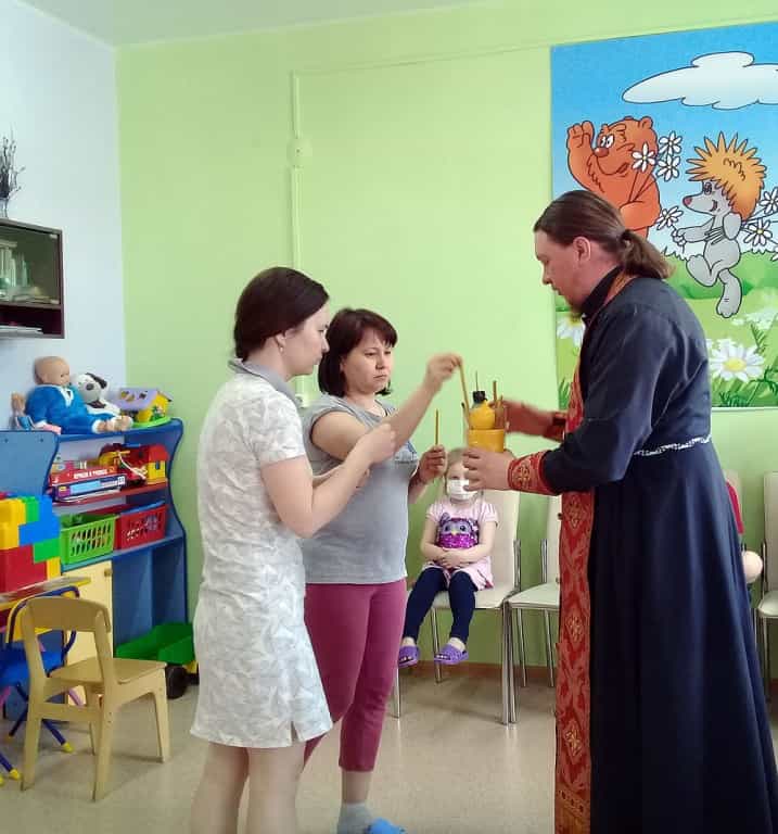 Состоялся Пасхальный праздничный молебен для юных пациентов детского отделения гематологии и химиотерапии