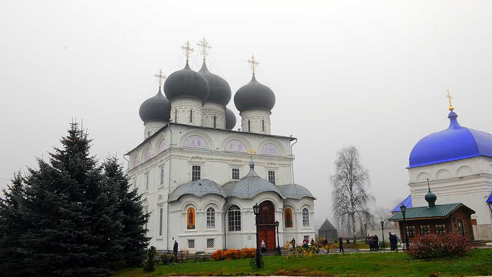 В Успенском кафедральном соборе Кирова в день преставления преподобного Трифона Вятского состоялись праздничные богослужения