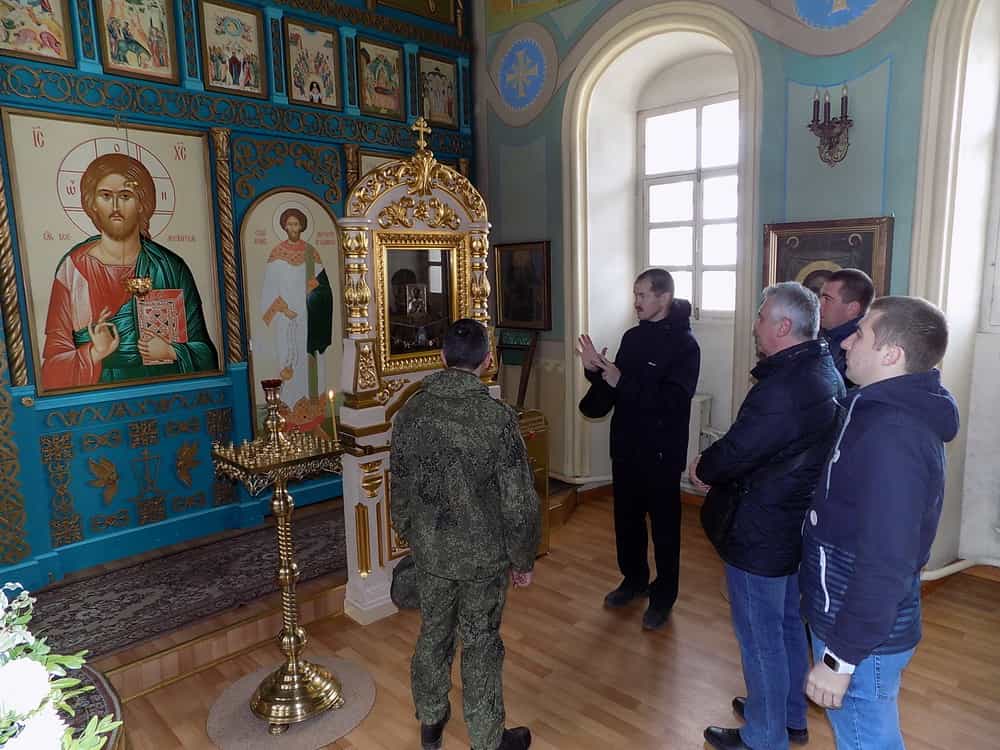 Военнослужащие посетили Успенский кафедральный собор и узнали об истории Трифонова монастыря